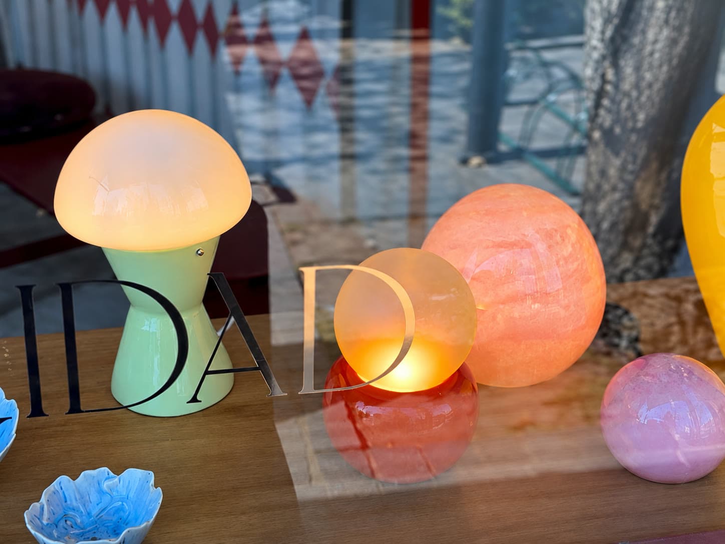 Luminarias de Maruja encendidas en la vidriera de LON Philosophy