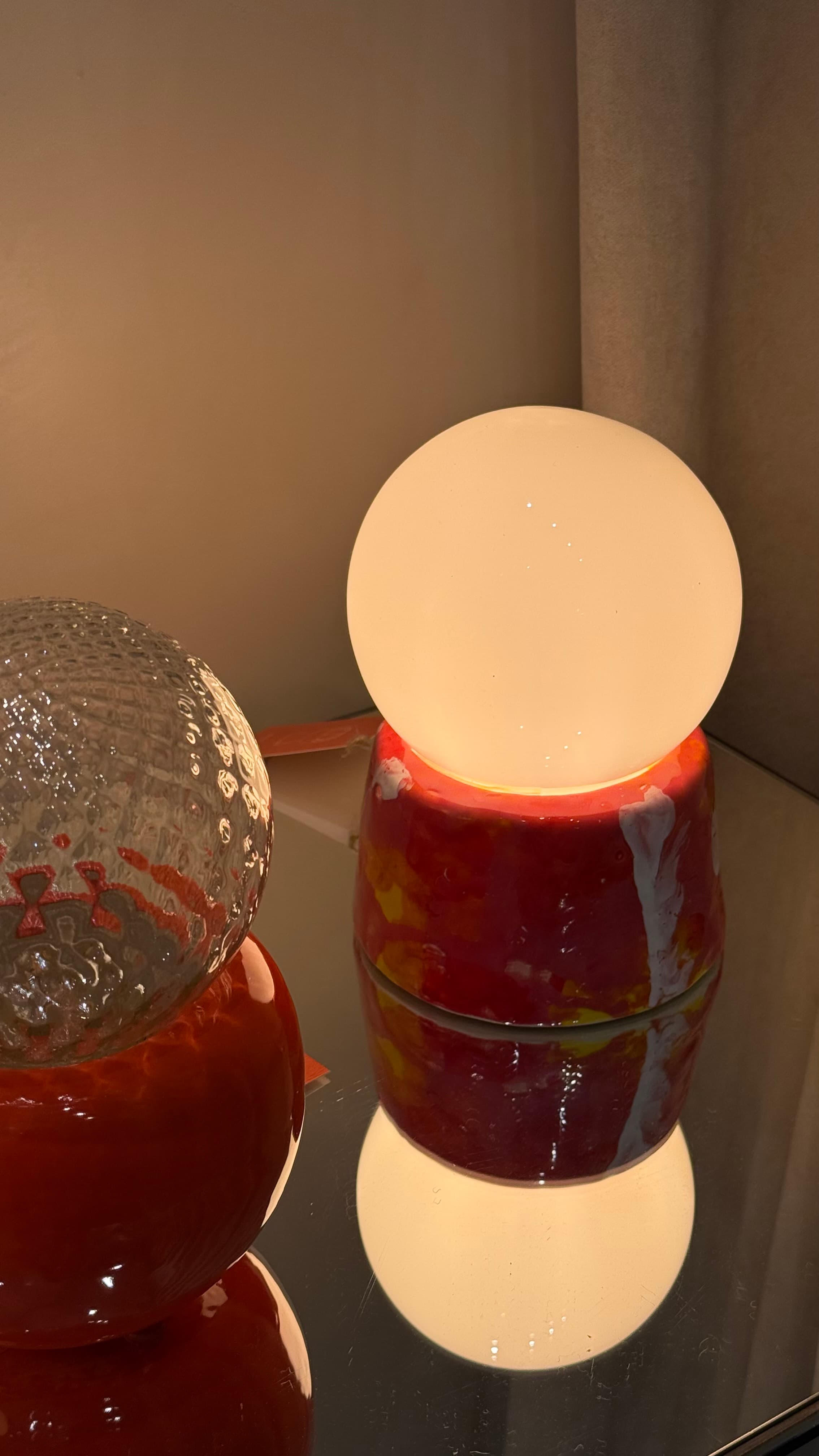 Una lámpara de Maruja encendida en la escena de Srta. Peel